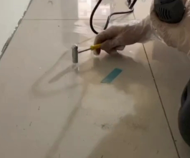 白河瓷砖开裂维修公司专业分享瓷砖在铺贴前如果没有沥干水分，将会导致以下问题